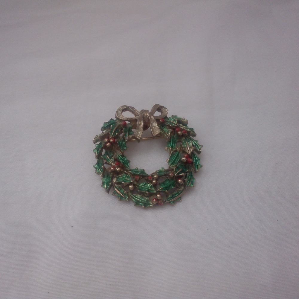 Elegant Green and Gold Tone Metal Wreath Brooch